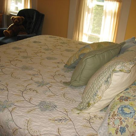 Hugging Bear Inn Bellows Falls Экстерьер фото