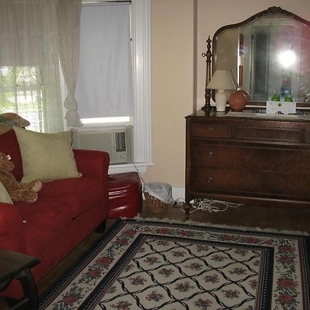 Hugging Bear Inn Bellows Falls Экстерьер фото