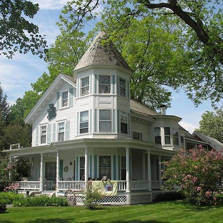 Hugging Bear Inn Bellows Falls Экстерьер фото