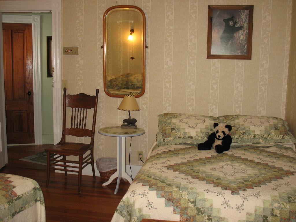 Hugging Bear Inn Bellows Falls Экстерьер фото