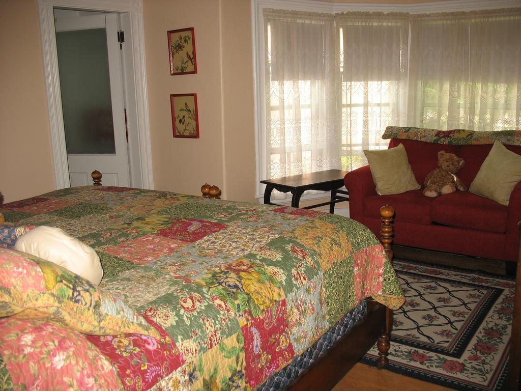 Hugging Bear Inn Bellows Falls Экстерьер фото