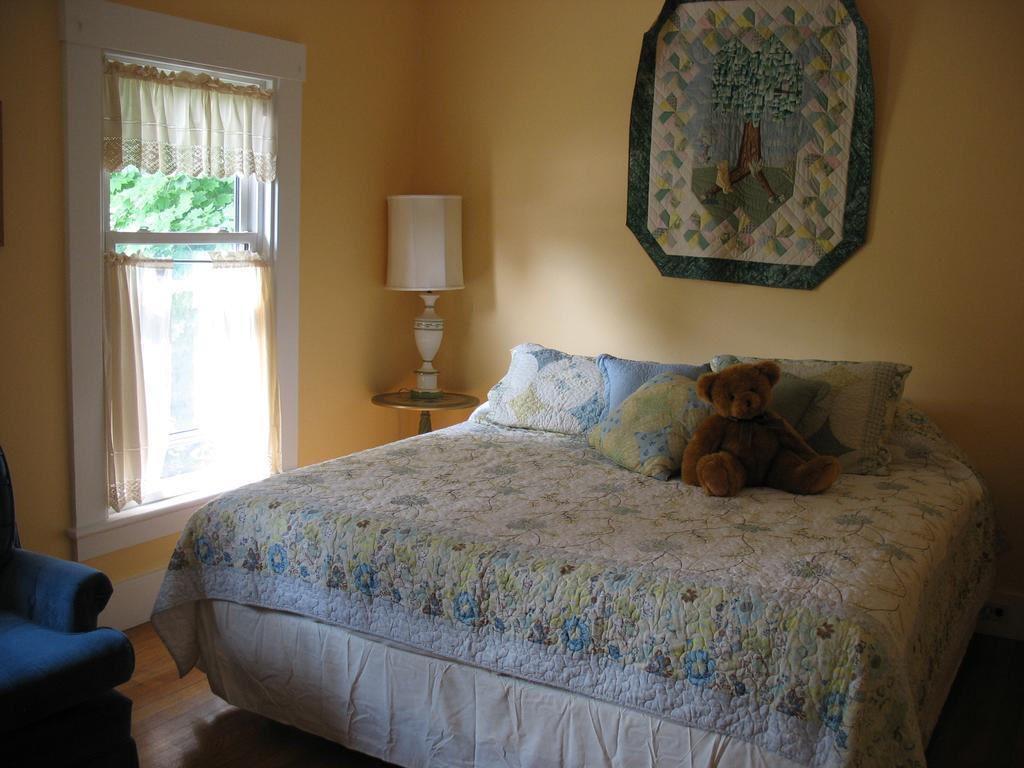Hugging Bear Inn Bellows Falls Экстерьер фото