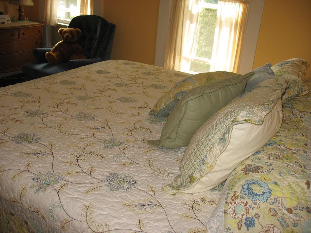 Hugging Bear Inn Bellows Falls Экстерьер фото