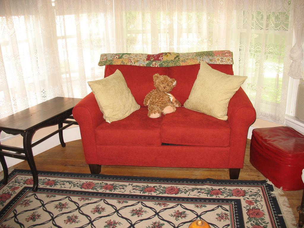 Hugging Bear Inn Bellows Falls Экстерьер фото