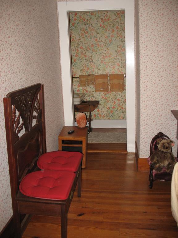 Hugging Bear Inn Bellows Falls Экстерьер фото