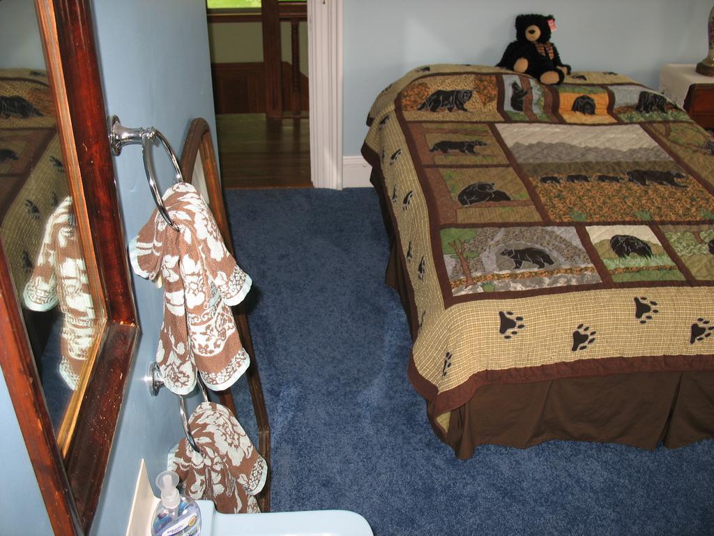 Hugging Bear Inn Bellows Falls Экстерьер фото