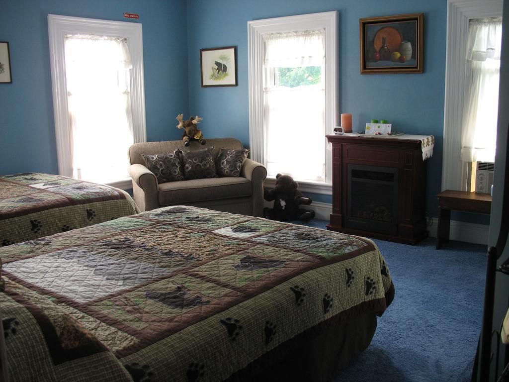 Hugging Bear Inn Bellows Falls Экстерьер фото