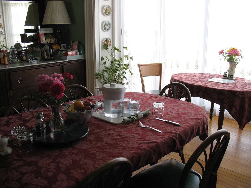 Hugging Bear Inn Bellows Falls Экстерьер фото