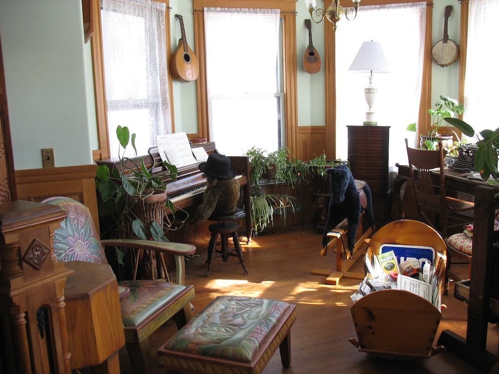 Hugging Bear Inn Bellows Falls Экстерьер фото