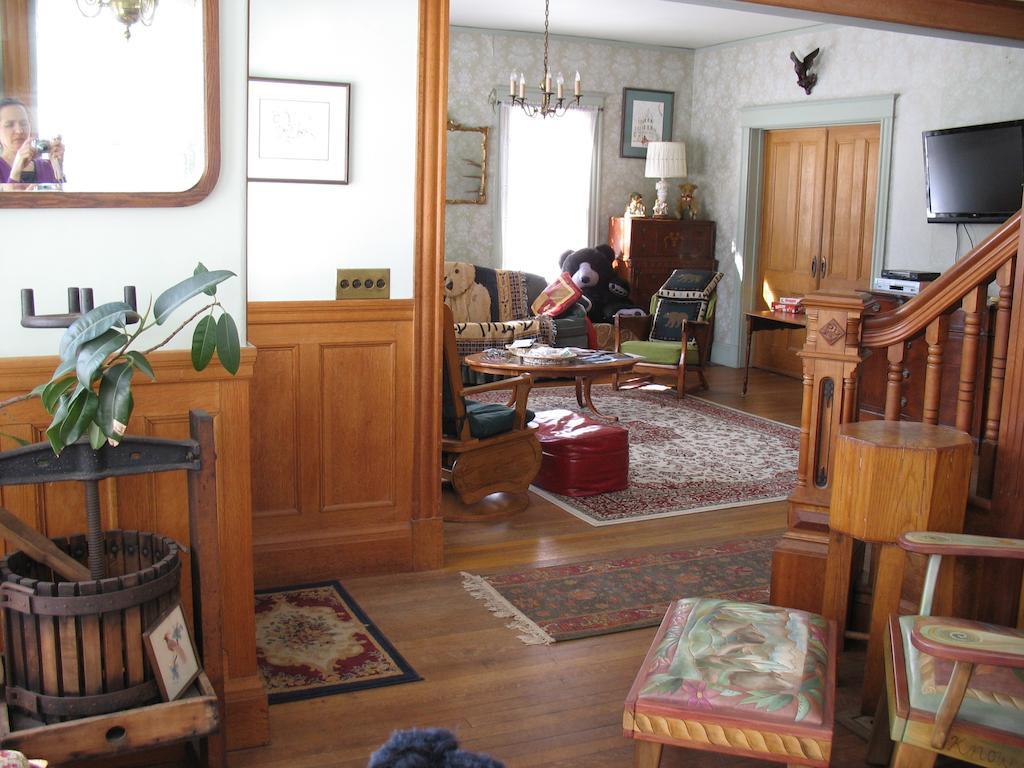 Hugging Bear Inn Bellows Falls Экстерьер фото